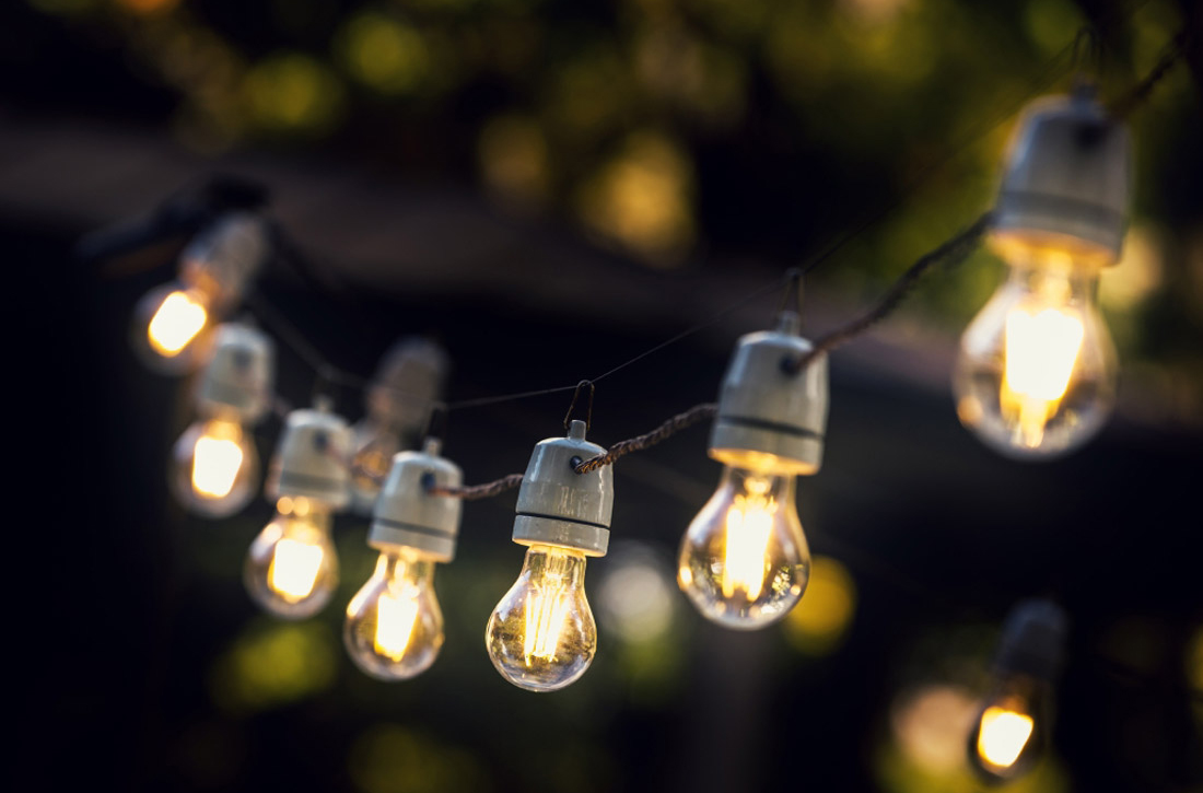 Leuchtende Lichterkette aus Glühbirnen. 