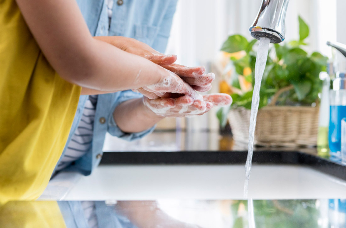 Mutter und Tochter waschen sich gemeinsam die Hände.