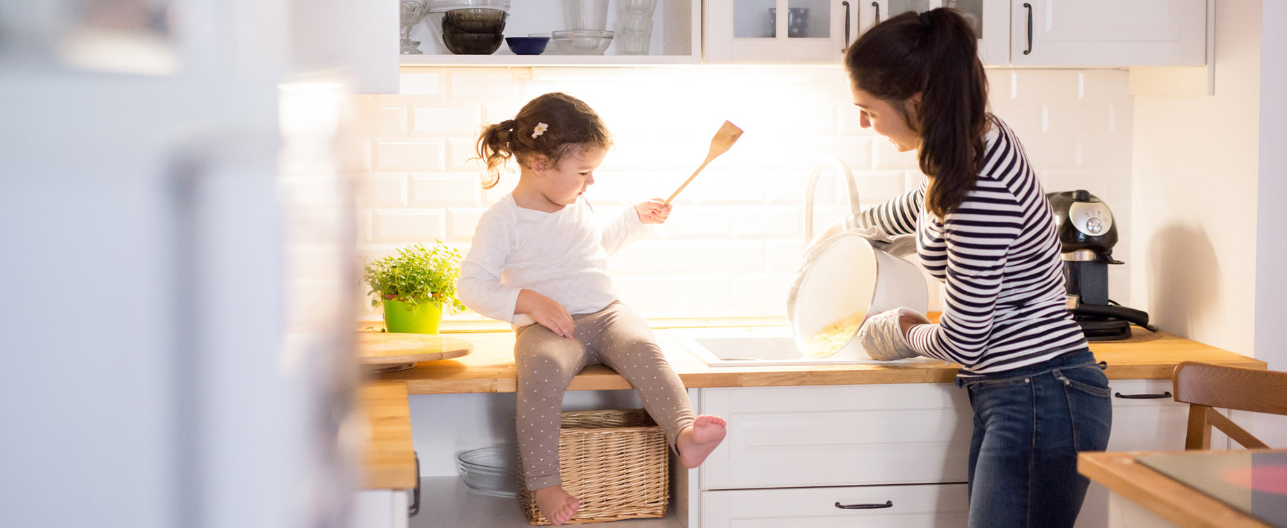 Mutter und Tochter halten sich in der Küche auf.