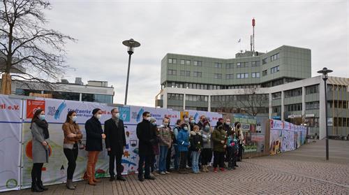 Am Freitagvormittag konnte nur eine kleine Delegation der Hotti-Künstlerinnen und Künstler an der Eröffnung teilnehmen, aber einige haben es sich nicht nehmen lassen und sind mit den beteiligten FachbereichsleiterInnen und MitarbeiterInnen von Hotti e.V. zur Pressevorstellung zum Rathaus gekommen. Hier wurde ihr Engagement für die Nachhaltigkeit besonders gewürdigt. 