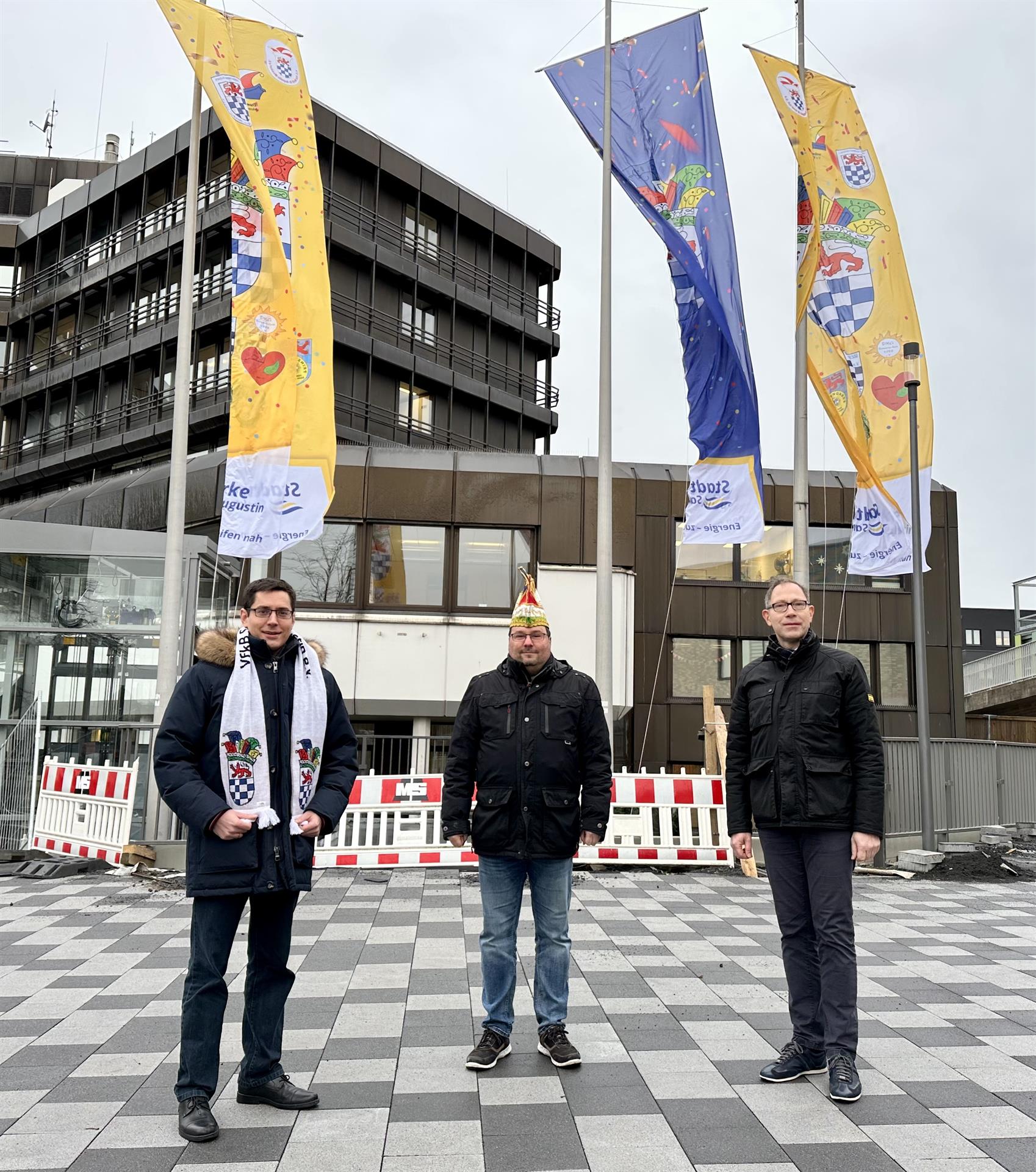 Stadtwerke-Karnevalsfahnen wehen vor dem Sankt Augustiner Rathaus