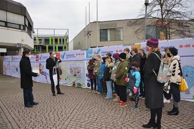 Stadtwerke Sankt Augustin unterstützen die  17 UN-Nachhaltigkeitsziele durch ein nachhaltiges Sponsoring der Bauzaun-Banner auf dem Karl-Gatzweiler-Platz