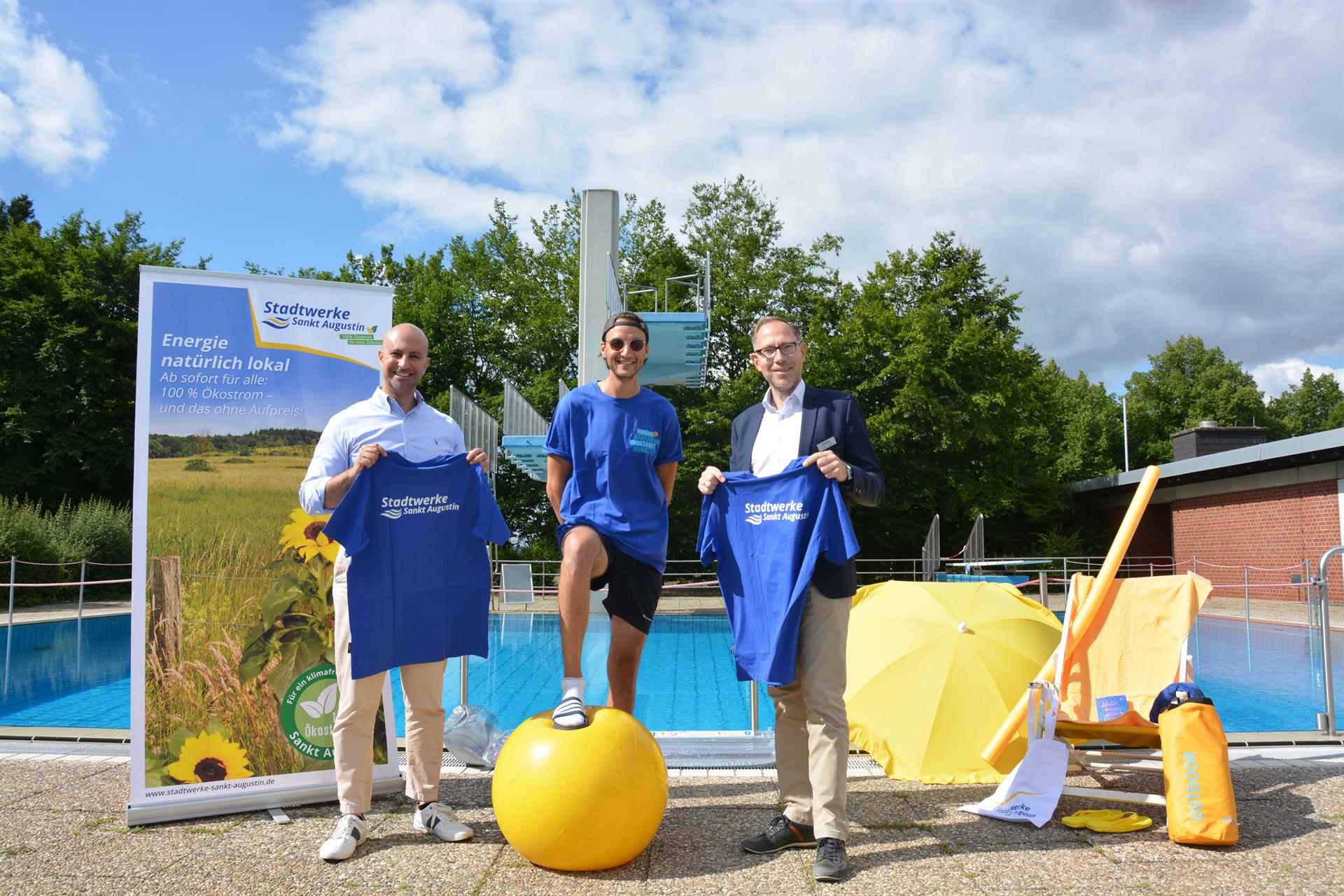 Stadtwerke Sankt Augustin sponsern T-Shirts der Freibadmitarbeiter