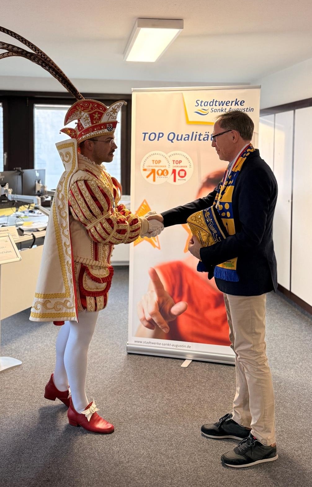 Närrischer Besuch im Kundenzentrum: Prinz Karneval Marcel I. zu Gast bei den Stadtwerken Sankt Augustin
