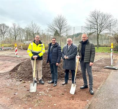 Spatenstich für neues Kleinspielfeld in Birlinghoven – Stadtwerke unterstützen Vereins- und Jugendsport